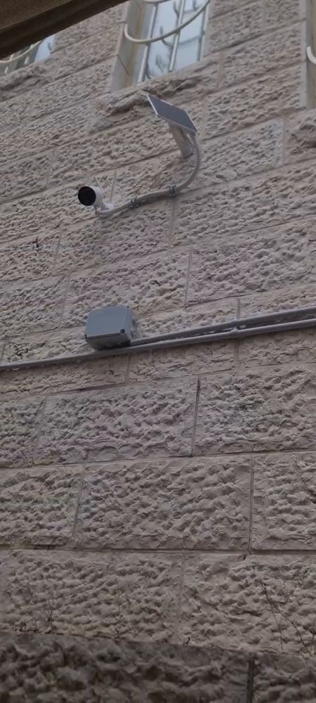 פאנל סולארי ומצלמה על החזית