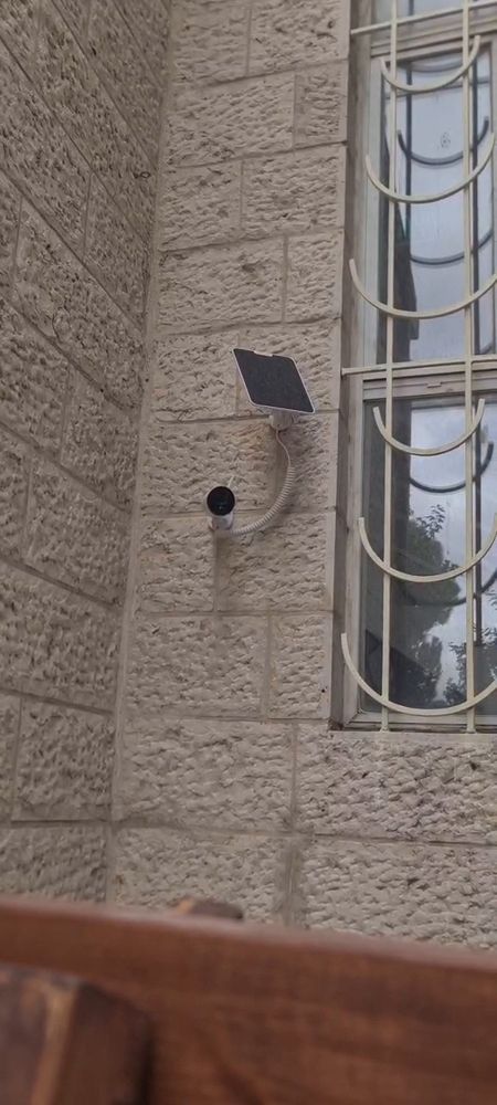 מצלמה סולארית ליד חלון