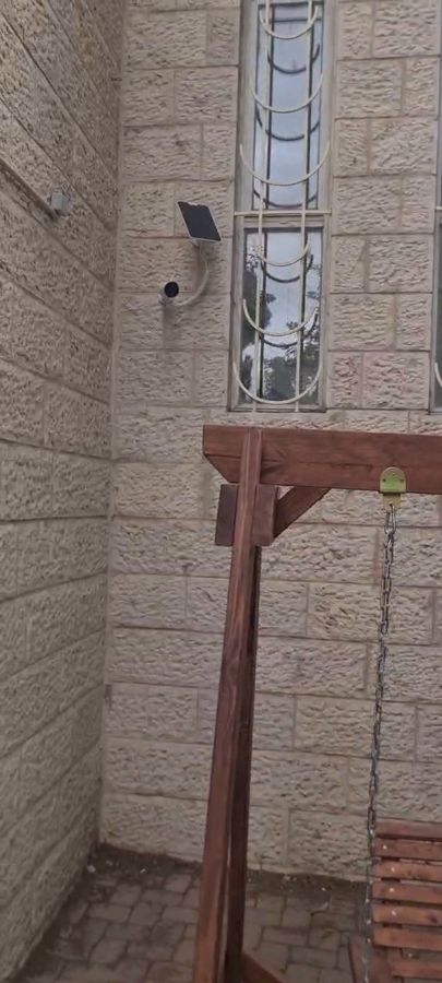 מצלמה אלחוטית עם פאנל סולארי בחצר בית הכנסת