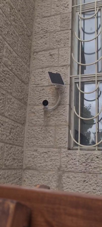 מצלמות על חזית בית הכנסת